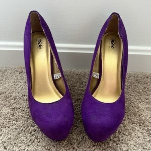 Suede purple pumps